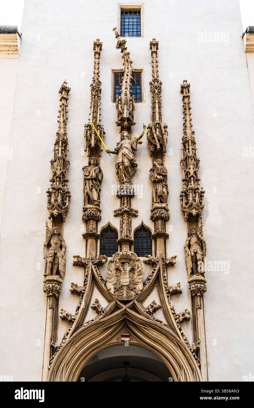Portale tardo gotico di Anton Pilgram (1510-1511) presso il Municipio Vecchio, con pinnacolo curvo e statue simboliche, tra cui Justice, a Brno, Cechia Foto Stock