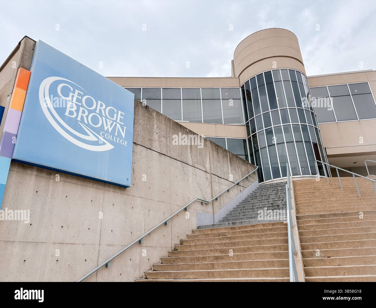 Si tratta di un'immagine esterna a livello degli occhi del George Brown College di Toronto, con gradini di cemento che portano all'edificio. Foto Stock