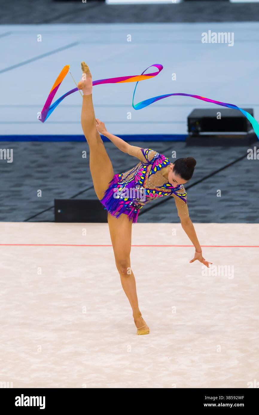 17 maggio 2022, Gold Coast, Queensland, Australia: Australian Senior International Rhythmic Gymnast, Alexandra Kiroi-Bogatyreva, è visto durante la rotazione in una posizione di divisione laterale con un nastro durante i Campionati continentali Oceania Rhythmic Gymnastics 2022. L'evento si svolse in parallelo con gli Australian Gymnastics Championships sulla Gold Coast, Queensland. (Immagine di credito: © Alexander Bogatyrev/SOPA Images via ZUMA Press Wire) Foto Stock