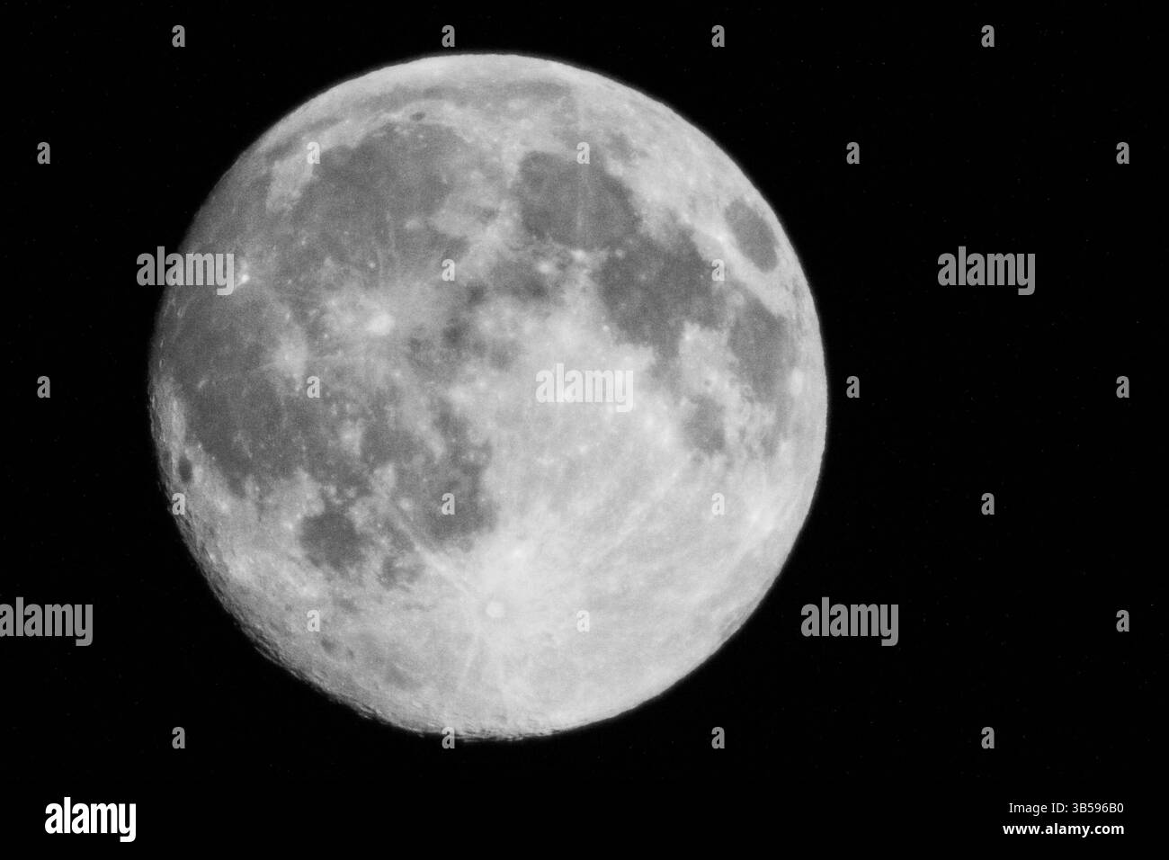 Primo piano immagine astrofotografica in bianco e nero scattata da Luna, natura, naturale, chiaro di luna, cielo notturno, stelle, all'aperto, Astrologia, Luna piena, Terre Foto Stock