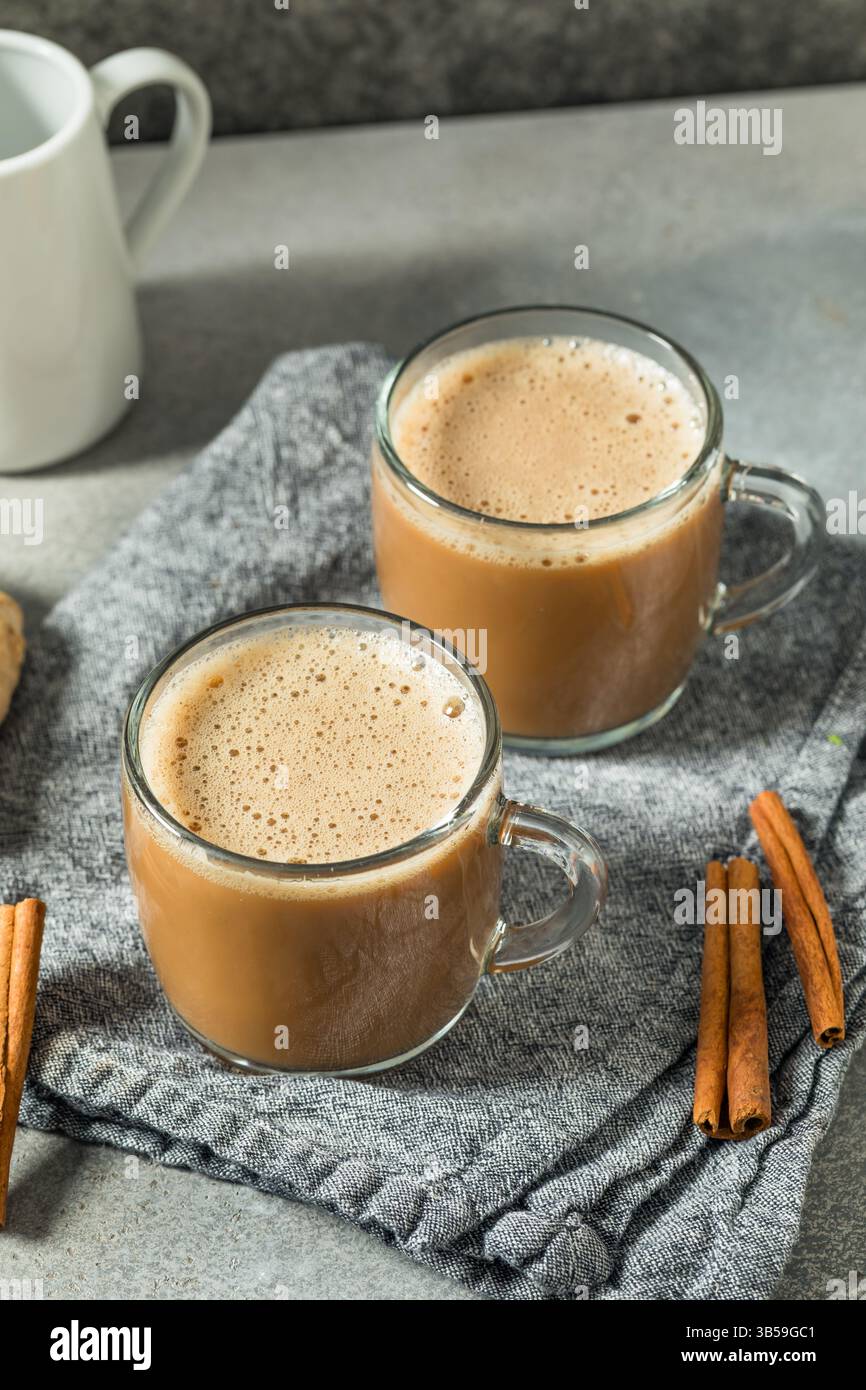 Tè Chai caldo con cannella e spezie allo zenzero Foto Stock
