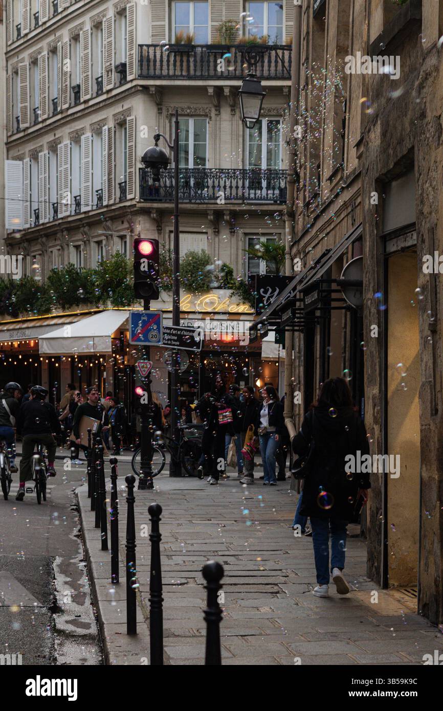 Passeggiata pomeridiana per le strade di Parigi: Persone, edifici e bolle. Foto Stock