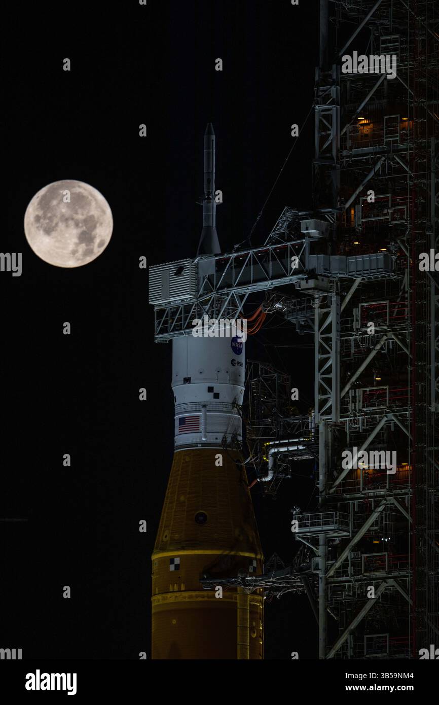 14 giugno 2022, Kennedy Space Center, FL, Stati Uniti d'America: Una luna piena sorge sul razzo Artemis i Space Launch System della NASA con la sonda Orion a bordo di un lanciatore mobile al Launch Complex 39B, al Kennedy Space Center, 14 giugno 2022, a Cape Canaveral, Florida. L'SLS e l'Orion sono in preparazione per una prova di vestibilità bagnata per mettere in pratica le tempistiche e le procedure per il lancio. (Immagine di credito: © Ben Smegelsky/NASA/Planet Pix via ZUMA Press Wire) Foto Stock