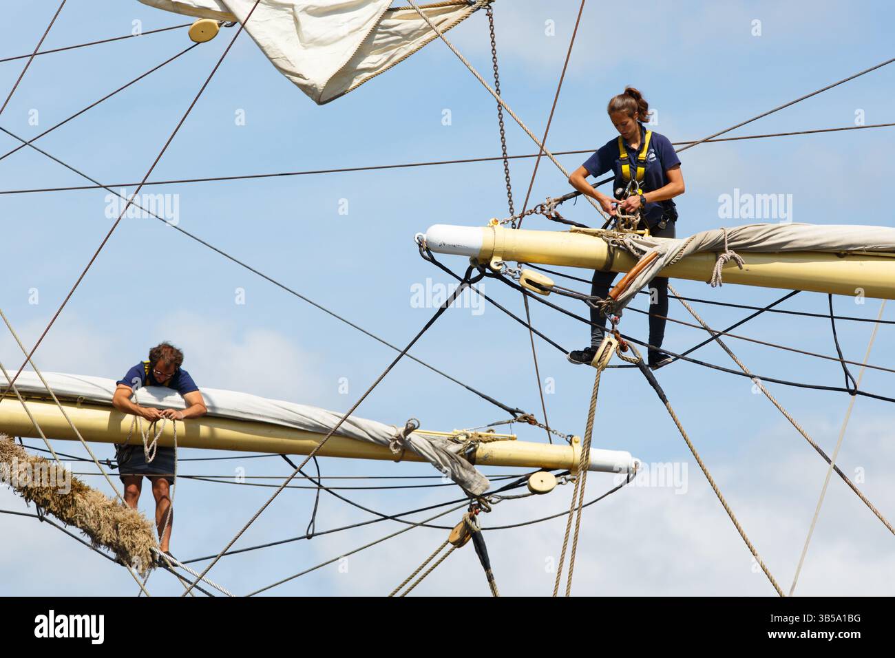 Membri dell'equipaggio che lavorano al Tall Ships Festival di Duluth, Minnesota, Stati Uniti. Foto Stock