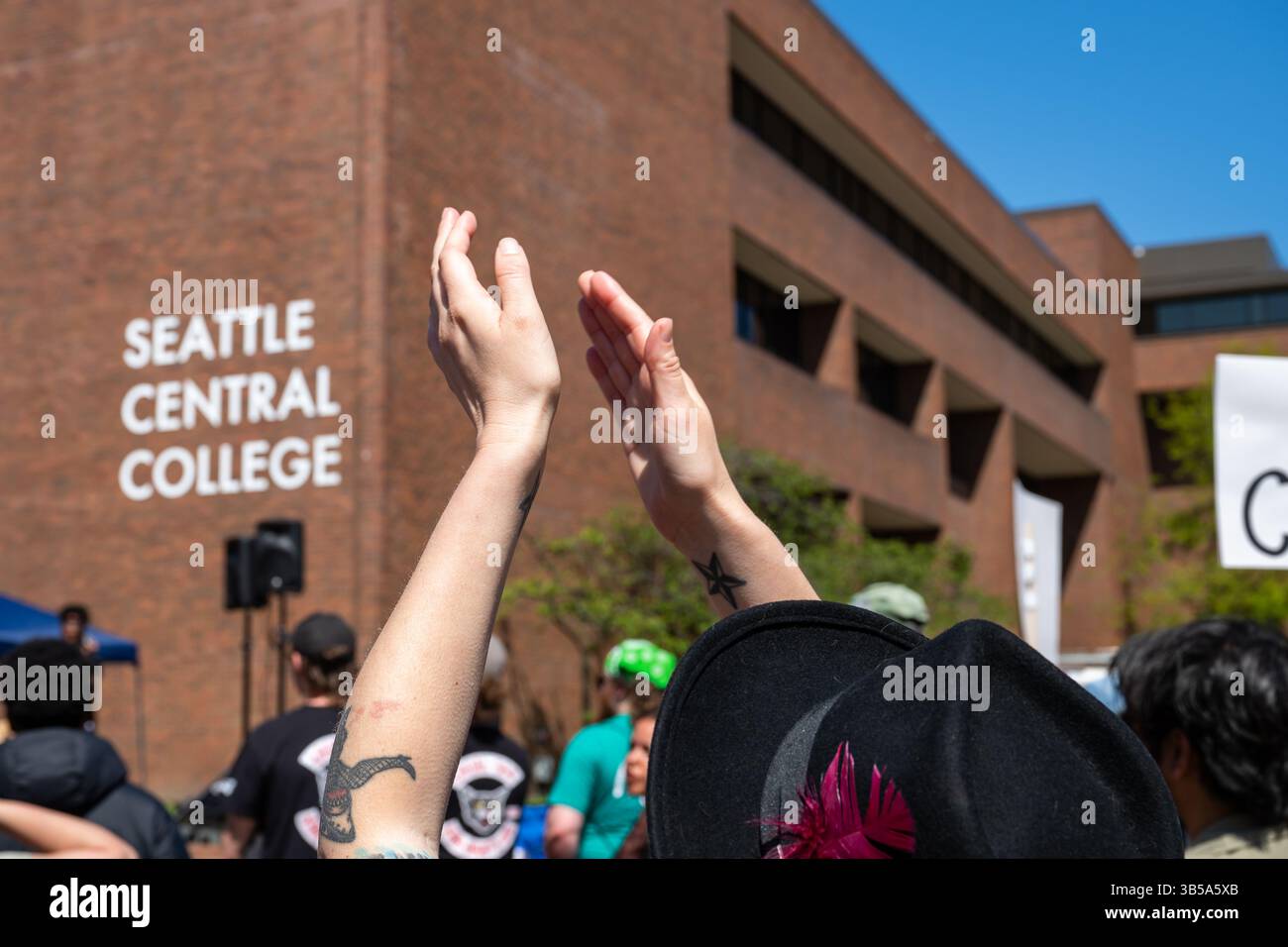 Seattle, Stati Uniti. 1 maggio 2025. Gente che si riunisce al Seattle Central Community College per una passeggiata che si dirigerà verso il Cal Anderson Park per il Mayday Rally and March. Crediti: James Anderson/Alamy Live News Foto Stock