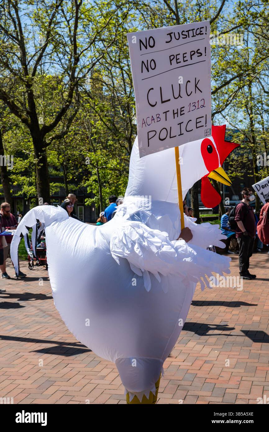Seattle, Stati Uniti. 1 maggio 2025. Gente che si riunisce al Seattle Central Community College per una passeggiata che si dirigerà verso il Cal Anderson Park per il Mayday Rally and March. Crediti: James Anderson/Alamy Live News Foto Stock