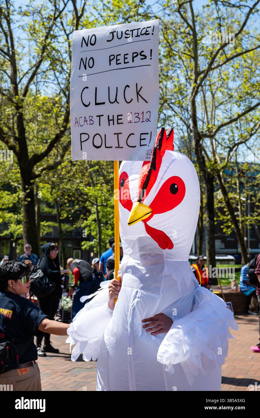 Seattle, Stati Uniti. 1 maggio 2025. Gente che si riunisce al Seattle Central Community College per una passeggiata che si dirigerà verso il Cal Anderson Park per il Mayday Rally and March. Crediti: James Anderson/Alamy Live News Foto Stock