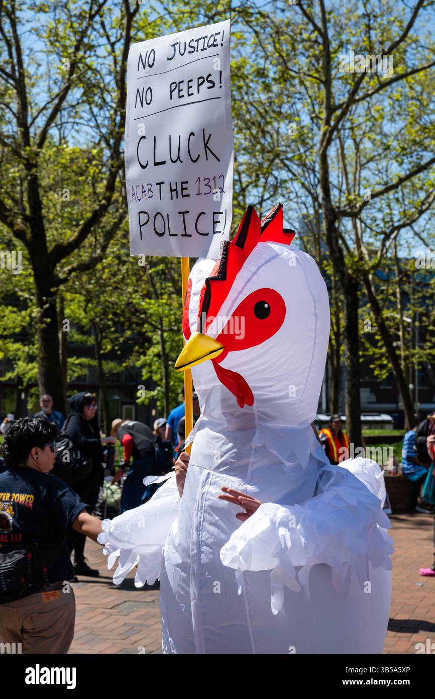 Seattle, Stati Uniti. 1 maggio 2025. Gente che si riunisce al Seattle Central Community College per una passeggiata che si dirigerà verso il Cal Anderson Park per il Mayday Rally and March. Crediti: James Anderson/Alamy Live News Foto Stock