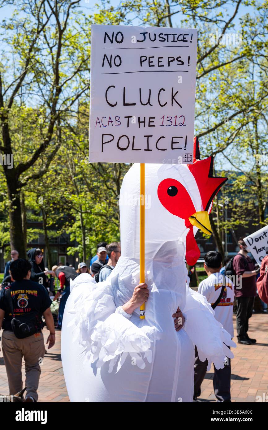 Seattle, Stati Uniti. 1 maggio 2025. Gente che si riunisce al Seattle Central Community College per una passeggiata che si dirigerà verso il Cal Anderson Park per il Mayday Rally and March. Crediti: James Anderson/Alamy Live News Foto Stock