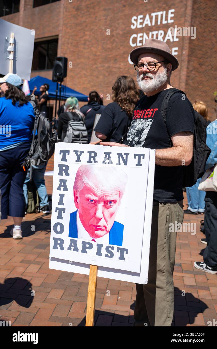 Seattle, Stati Uniti. 1 maggio 2025. Gente che si riunisce al Seattle Central Community College per una passeggiata che si dirigerà verso il Cal Anderson Park per il Mayday Rally and March. Crediti: James Anderson/Alamy Live News Foto Stock