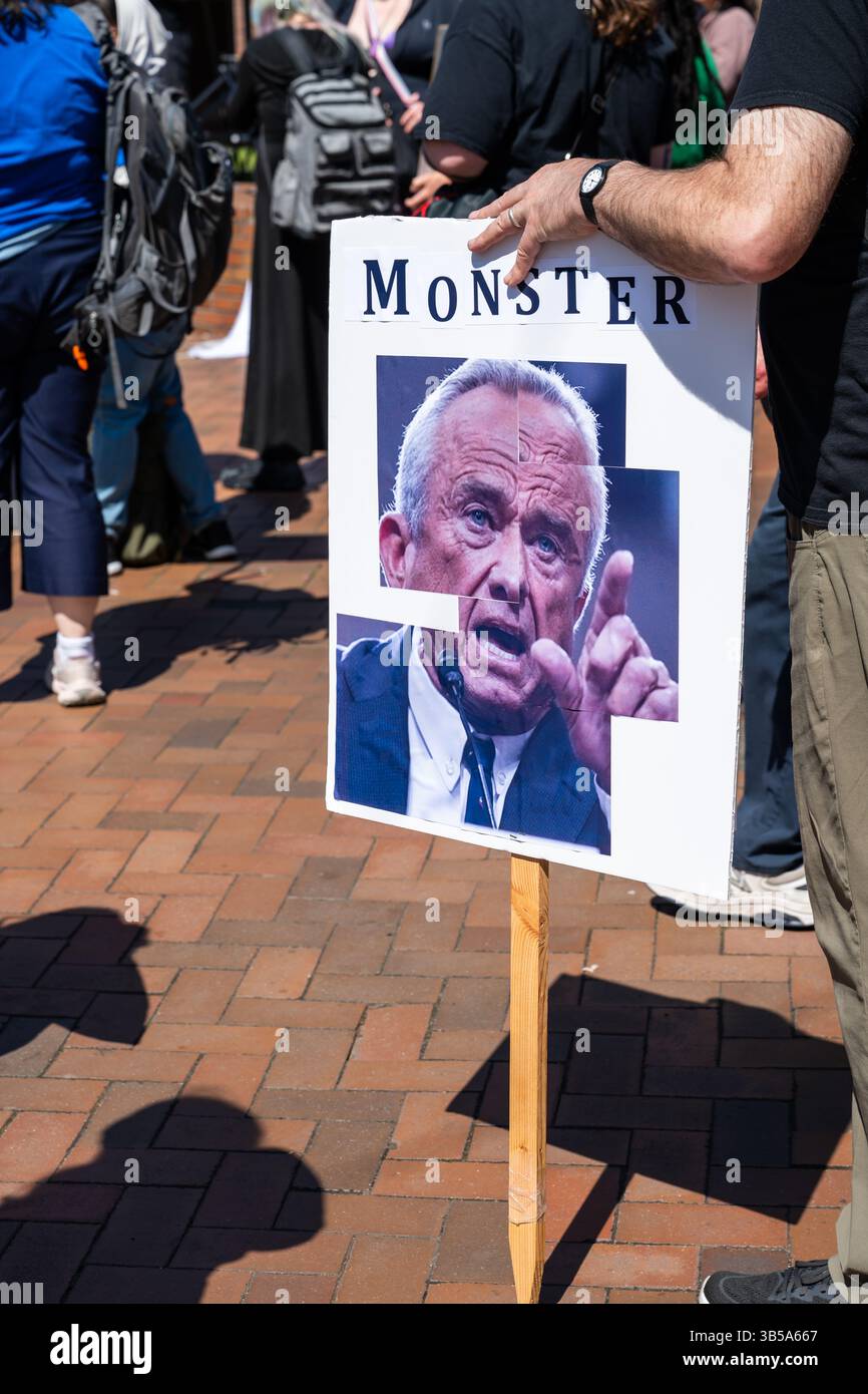Seattle, Stati Uniti. 1 maggio 2025. Gente che si riunisce al Seattle Central Community College per una passeggiata che si dirigerà verso il Cal Anderson Park per il Mayday Rally and March. Crediti: James Anderson/Alamy Live News Foto Stock