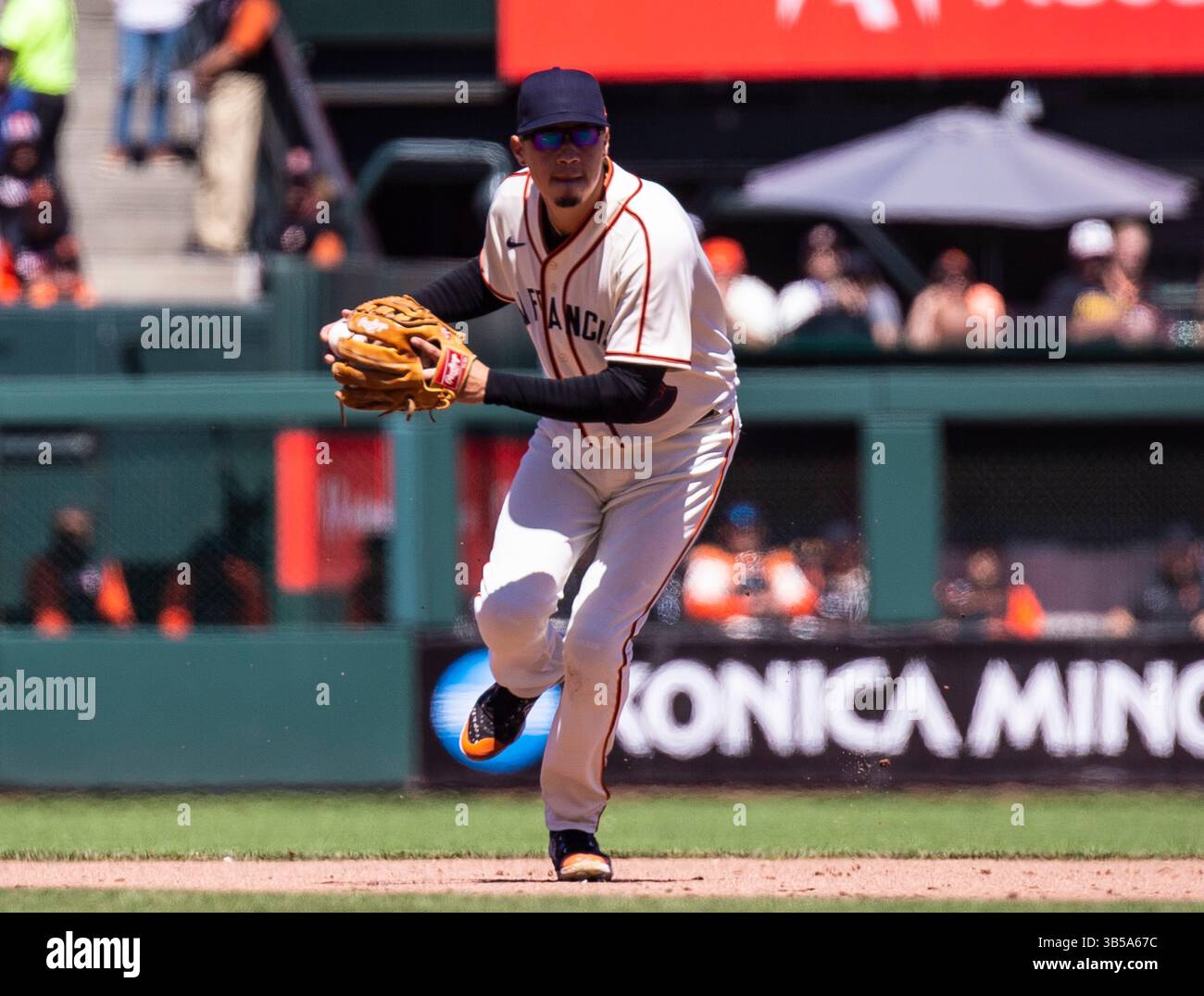 17 luglio 2022 San Francisco CA, U.S.A. San Francisco terza base Wilmer Flores (41) gioca in campo durante la partita della MLB NL tra i Milwaukee Brewers e i San Francisco Giants all'Oracle Park San Francisco California. Thurman James / CSM (immagine di credito: © Thurman James/CSM via ZUMA Press Wire) Foto Stock