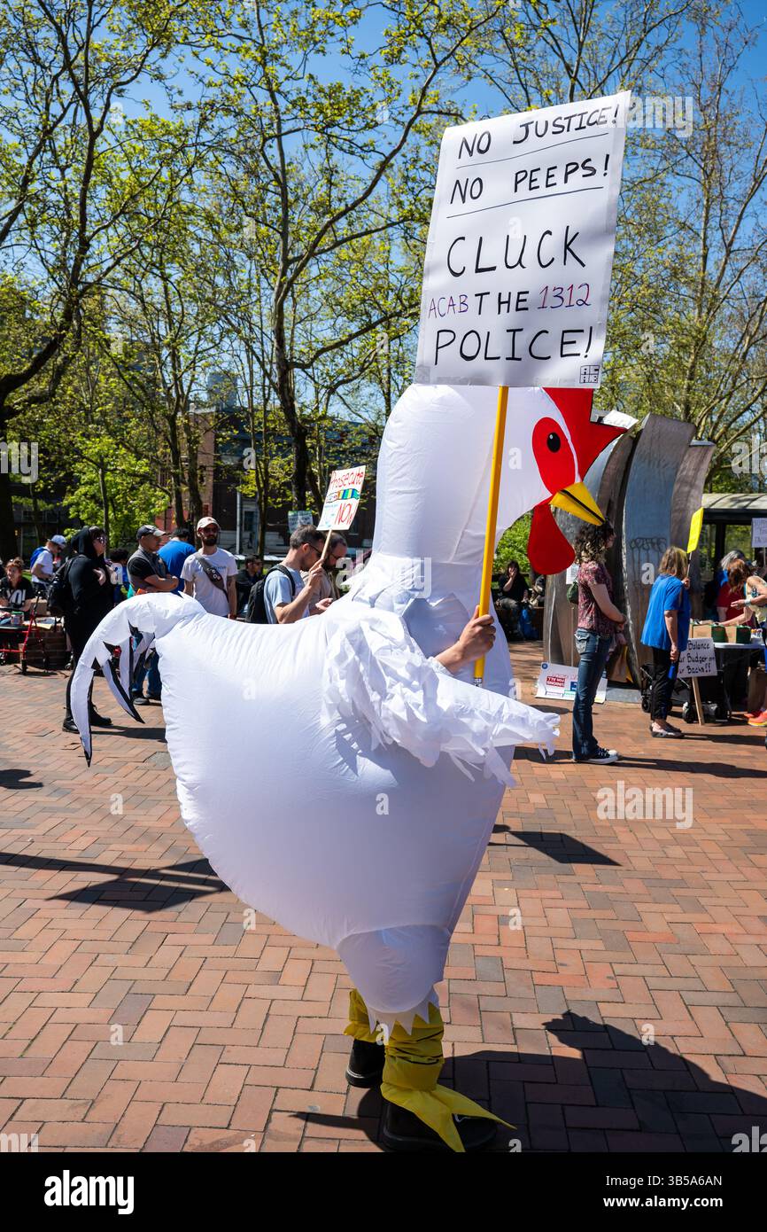 Seattle, Stati Uniti. 1 maggio 2025. Gente che si riunisce al Seattle Central Community College per una passeggiata che si dirigerà verso il Cal Anderson Park per il Mayday Rally and March. Crediti: James Anderson/Alamy Live News Foto Stock