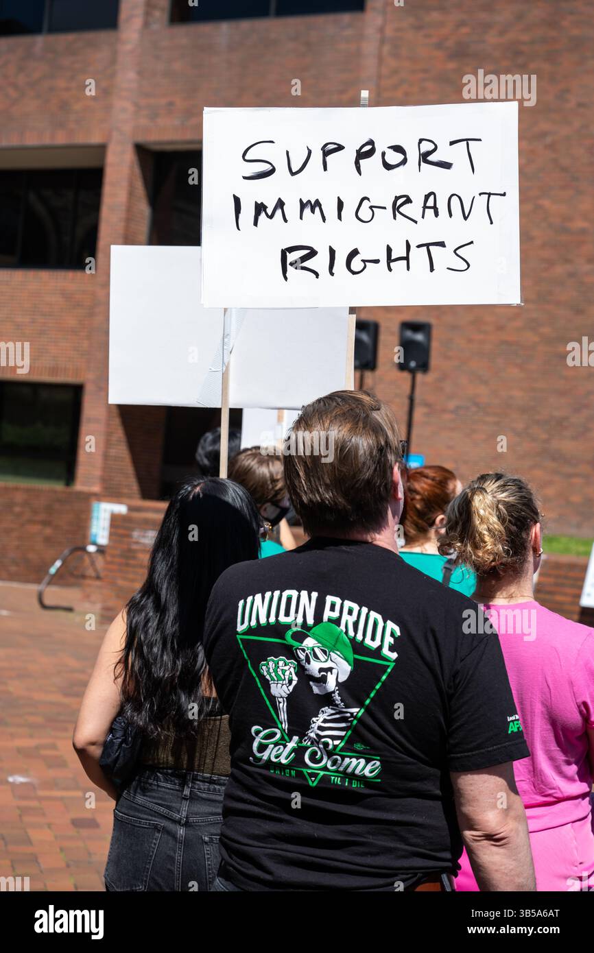 Seattle, Stati Uniti. 1 maggio 2025. Gente che si riunisce al Seattle Central Community College per una passeggiata che si dirigerà verso il Cal Anderson Park per il Mayday Rally and March. Crediti: James Anderson/Alamy Live News Foto Stock