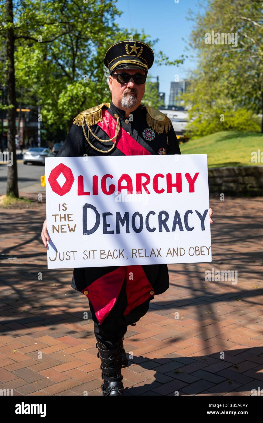Seattle, Stati Uniti. 1 maggio 2025. Gente che si riunisce al Seattle Central Community College per una passeggiata che si dirigerà verso il Cal Anderson Park per il Mayday Rally and March. Crediti: James Anderson/Alamy Live News Foto Stock