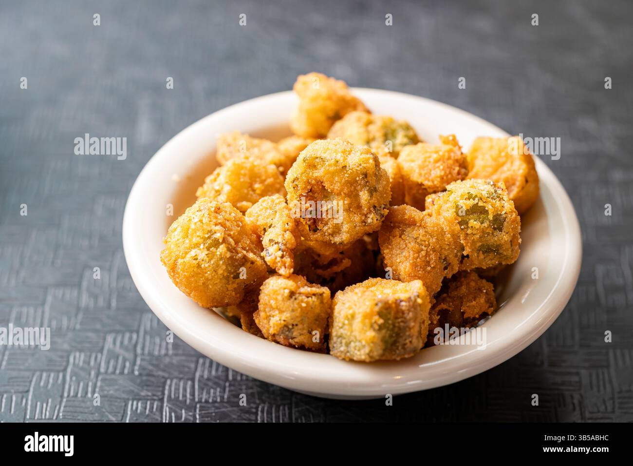 Primo piano di okra fritto fresco nel recipiente Foto Stock
