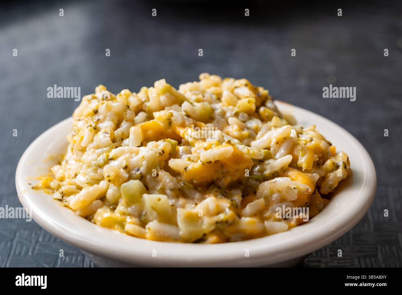 Primo piano di broccoli, riso e casseruola di formaggio Foto Stock