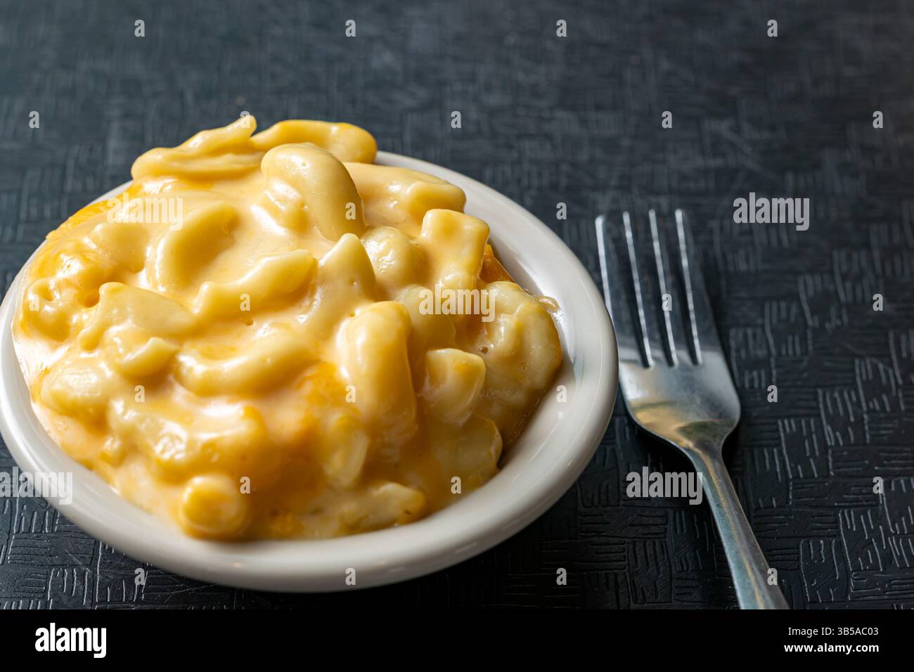 Primo piano di maccheroni e formaggio fatti in casa nella ciotola Foto Stock