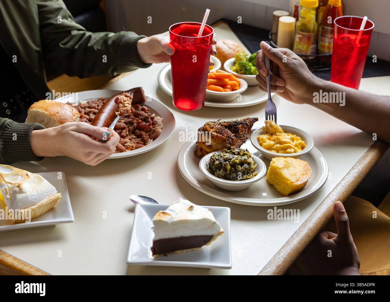 Cibo del sud in tavola mentre la gente condivide un pasto Foto Stock