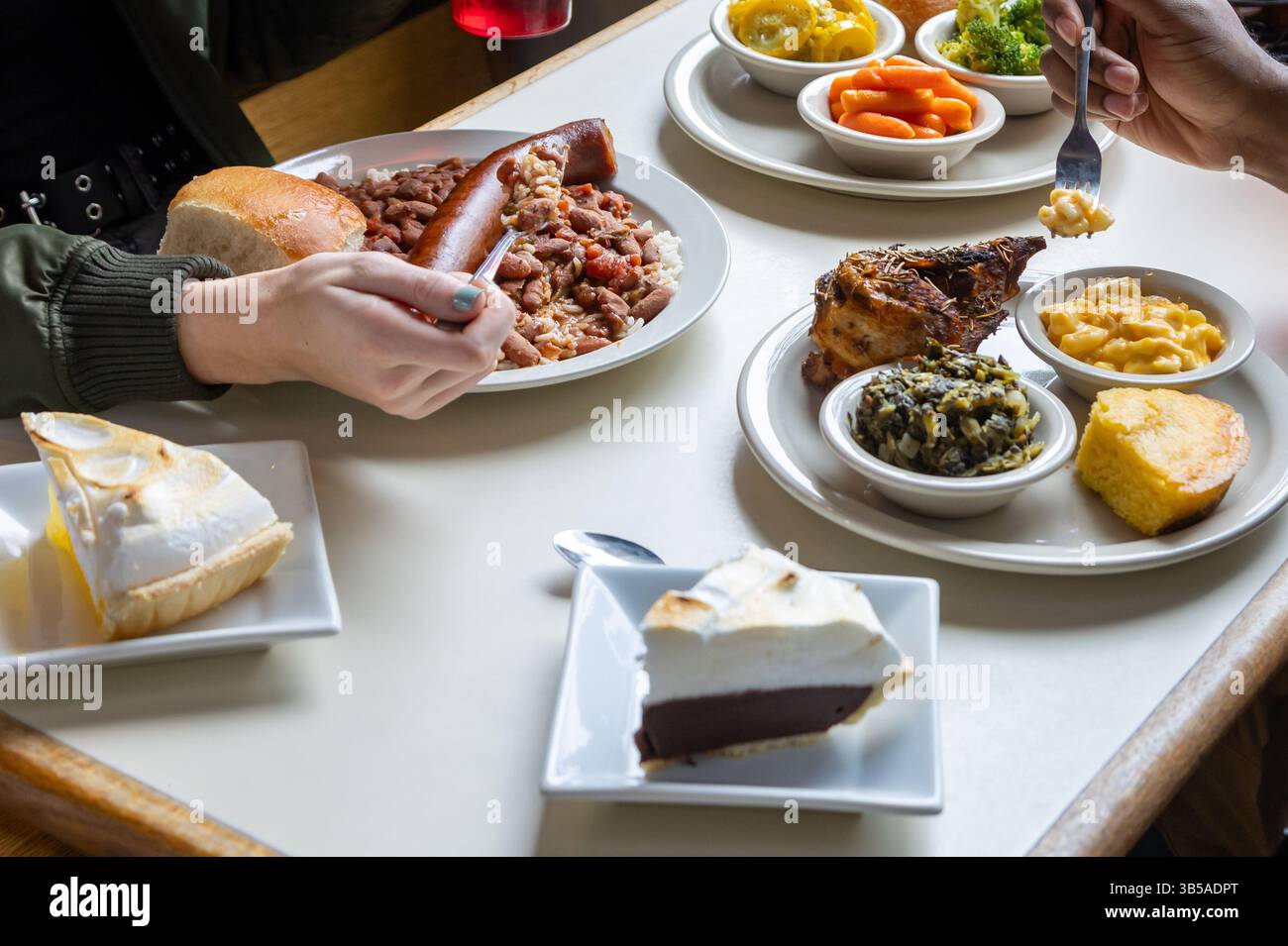 Cibo del sud in tavola mentre la gente condivide un pasto Foto Stock