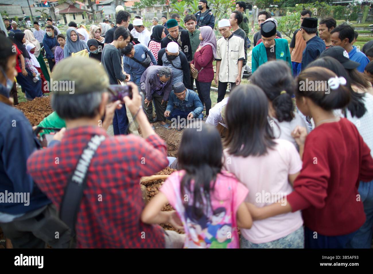 31 agosto 2022: Bekasi, Jawa Barat, Indonesia : 31 agosto 2022 : Tottal di 11 persone per lo più bambini uccisi come un noi ha colpito un blocco della scuola elementare a Bekasi, Giava Occidentale, Indonesia. Alcune vittime morte sono già state sepolte e sopravvissute che si prendono cura di Un ospedale di Bekasi. (Immagine di credito: © Donal Husni/ZUMA Press Wire) Foto Stock