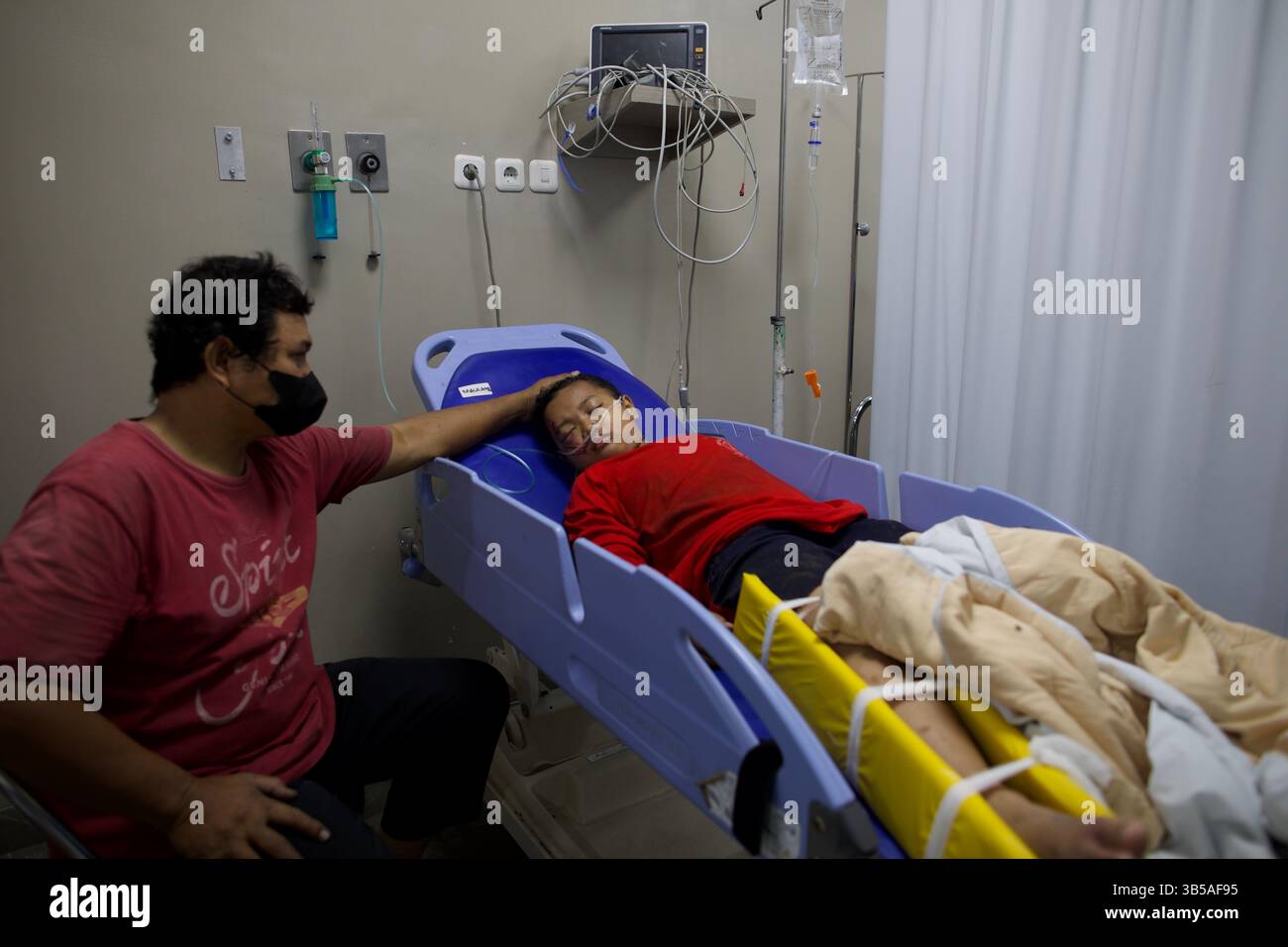 31 agosto 2022: Bekasi, Jawa Barat, Indonesia : 31 agosto 2022 : Tottal di 11 persone per lo più bambini uccisi come un noi ha colpito un blocco della scuola elementare a Bekasi, Giava Occidentale, Indonesia. Alcune vittime morte sono già state sepolte e sopravvissute che si prendono cura di Un ospedale di Bekasi. (Immagine di credito: © Donal Husni/ZUMA Press Wire) Foto Stock