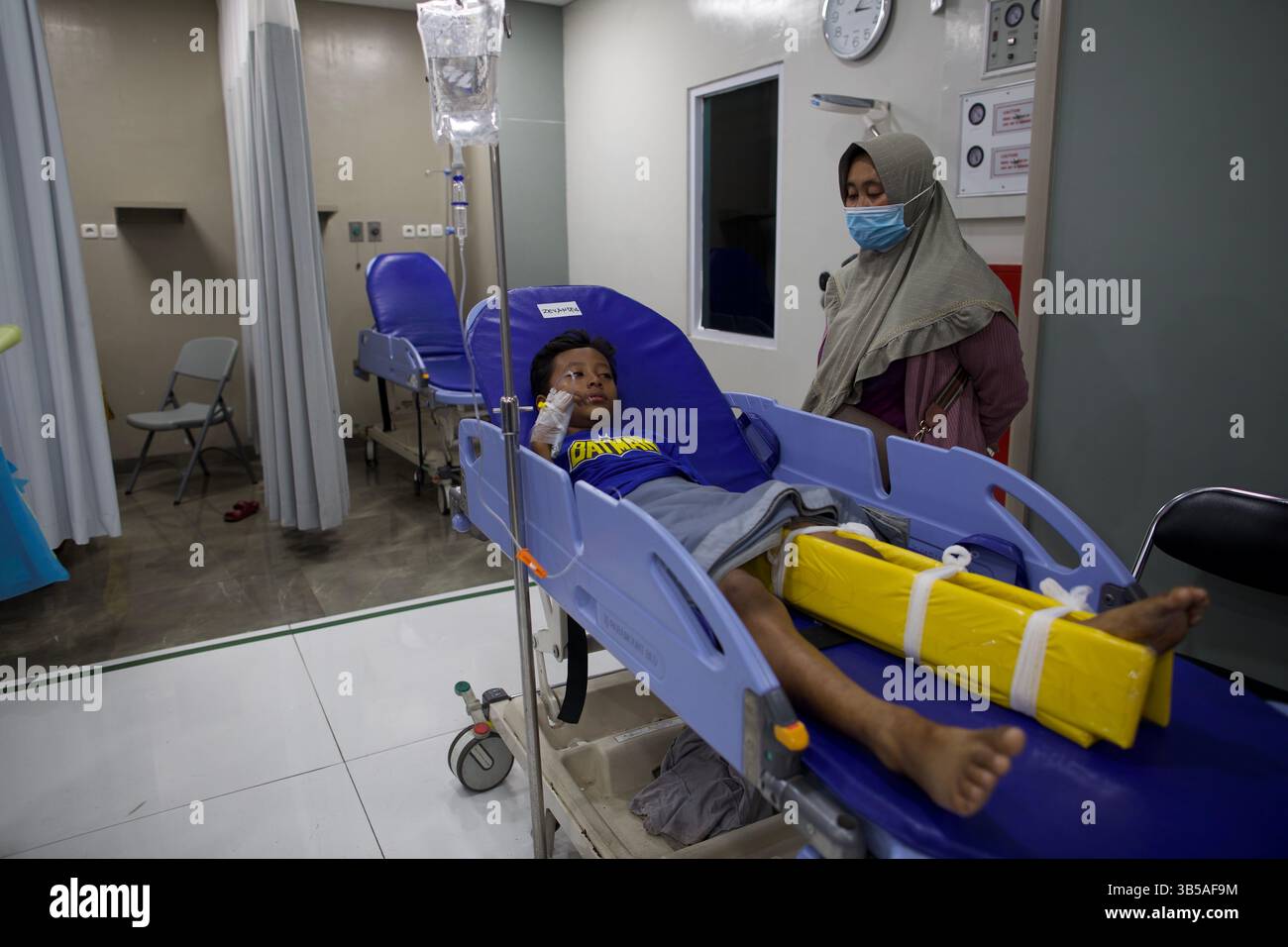 31 agosto 2022: Bekasi, Jawa Barat, Indonesia : 31 agosto 2022 : Tottal di 11 persone per lo più bambini uccisi come un noi ha colpito un blocco della scuola elementare a Bekasi, Giava Occidentale, Indonesia. Alcune vittime morte sono già state sepolte e sopravvissute che si prendono cura di Un ospedale di Bekasi. (Immagine di credito: © Donal Husni/ZUMA Press Wire) Foto Stock