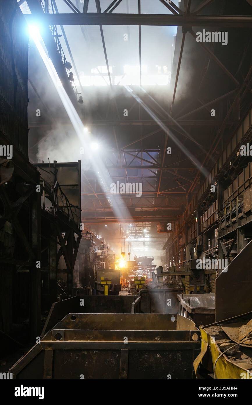 Fusione di ferro presso la fonderia dello stabilimento metallurgico. Foto Stock