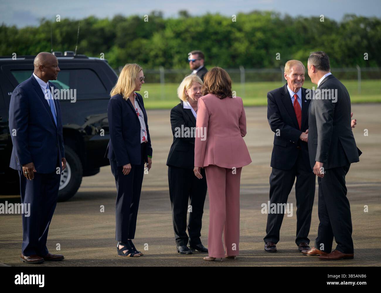 29 agosto 2022, Kennedy Space Center, FL, Stati Uniti d'America: Vice direttore del Kennedy Space Center Kelvin Manning, a sinistra, direttore del Kennedy Space Center Janet Petro, vice amministratore della NASA Pam Melroy, e amministratore della NASA Bill Nelson, accolgono il vicepresidente Kamala Harris e il secondo gentiluomo Doug Emhoff mentre arrivano per assistere al lancio del razzo SLS al Kennedy Space Center, 29 agosto 2022, a Cape Canaveral, Florida. Il conto alla rovescia per il test di volo senza equipaggio è stato successivamente interrotto dopo che un problema con l'impianto di alimentazione ha causato un ritardo prolungato. (Immagine di credito: © Bill Ingalls/NASA Foto Stock