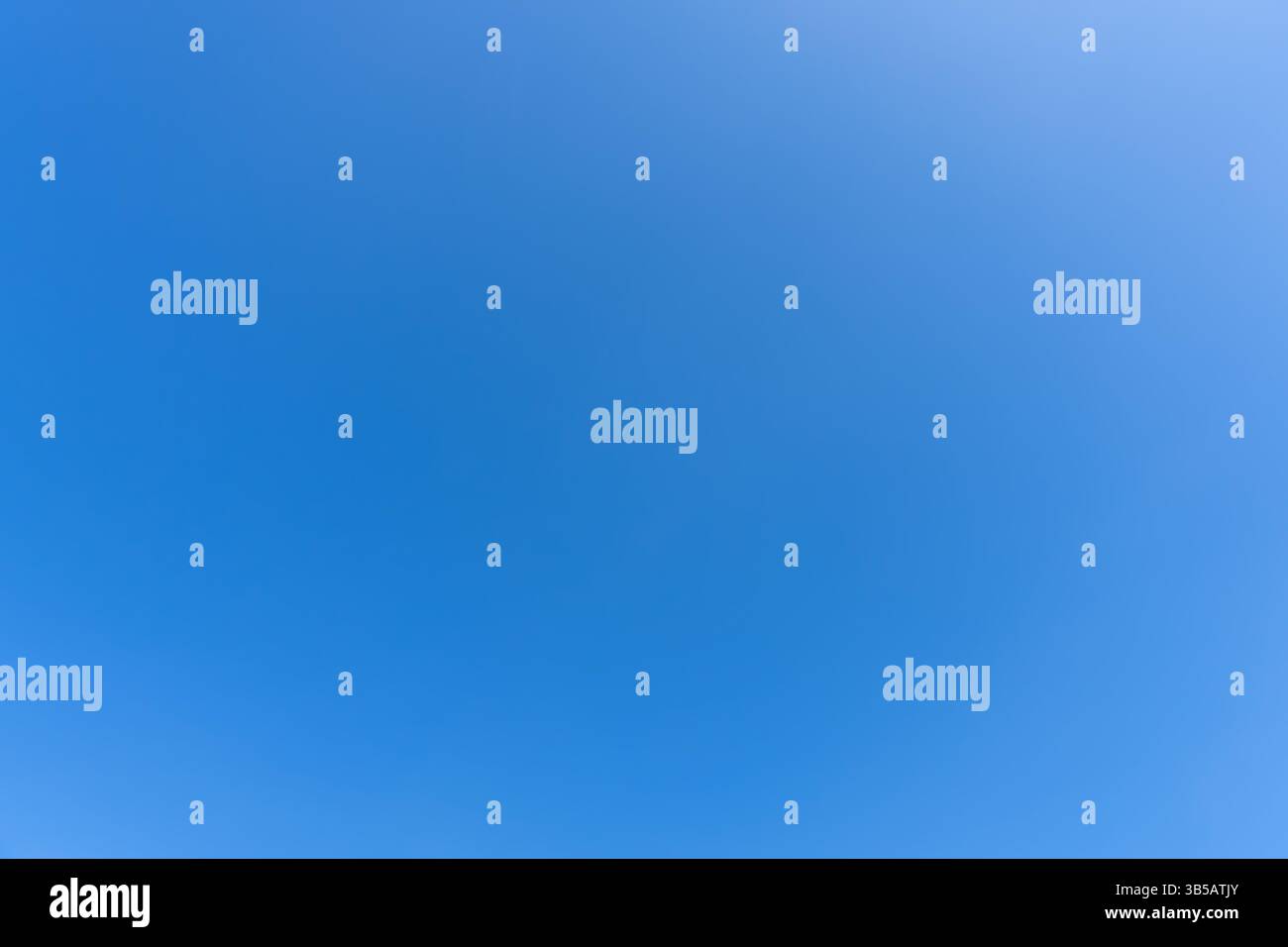 Lo splendido cielo azzurro senza nuvole al mattino o al pomeriggio nelle giornate di sole viene utilizzato come sfondo naturale nelle opere d'arte decorative. Foto Stock