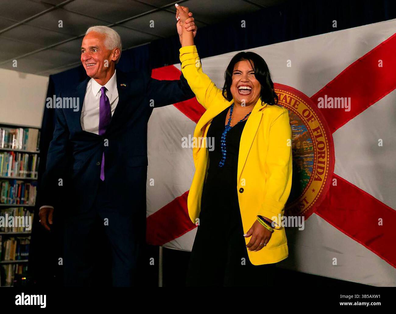27 agosto 2022: Charlie Crist, PartyÃ¢â‚¬â„¢candidato democratico per il governatore della Florida, e la sua nuova compagna di corsa, Karla Hernandez-Mats, reagiscono durante una manifestazione politica alla Hialeah Middle Community School il 27 agosto 2022 a Hialeah, Florida. (Immagine di credito: © Matias J. Ocner/Miami Herald tramite ZUMA Press Wire) Foto Stock