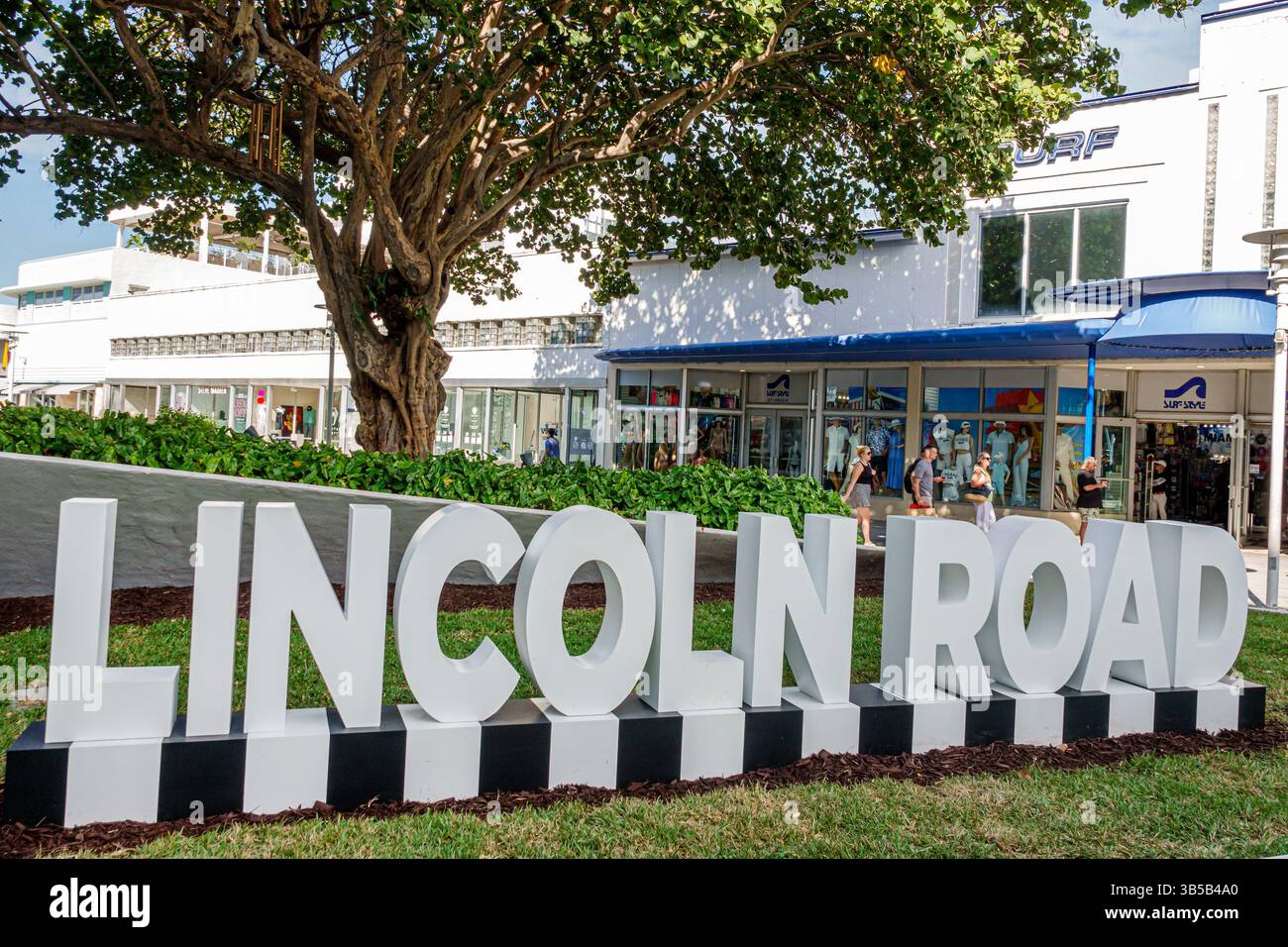 Miami Beach, Florida, Lincoln Road Mall, grande cartello bianco con le lettere di LINCOLN ROAD, piazza pubblica all'aperto, quartiere dello shopping, negozi, centro commerciale pedonale, Foto Stock
