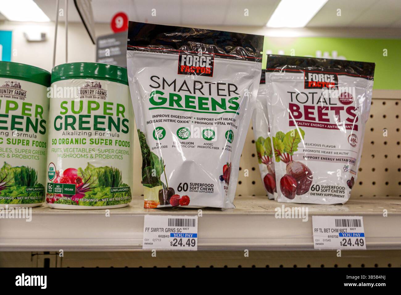 Miami Beach, Florida, farmacia CVS, interno, espositore, saldi, Force Factor Smarter Greens, Force Factor Total Beets, Country Farms Super Foto Stock