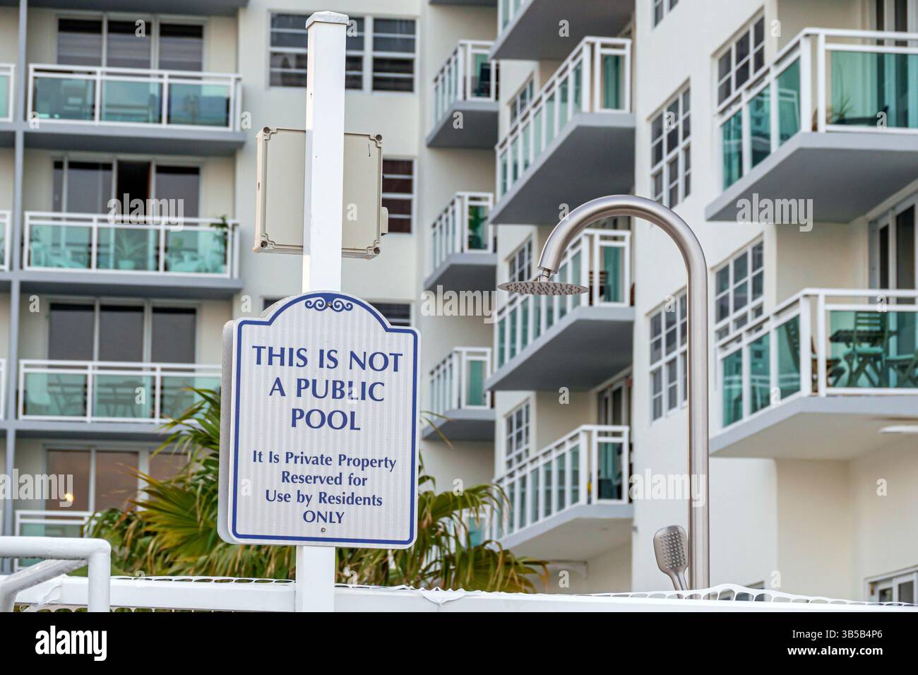 Miami Beach, Florida, Collins Avenue, alto edificio residenziale condominio, cartello di proprietà privata, avviso di non piscina pubblica, avviso di uso esclusivo, res Foto Stock