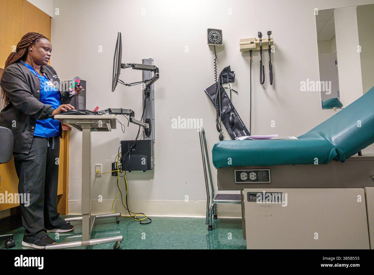 Miami Beach, Florida, Mt. Mount Sinai Medical Center ospedale, interno, sala esame paziente, donna africana nera infermiera medico sta Foto Stock
