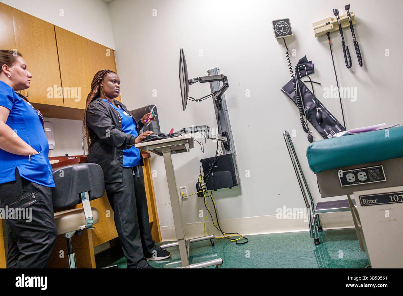 Miami Beach, Florida, Mt. Mount Sinai Medical Center ospedale, interno, sala esame paziente, donna africana nera infermiera medico sta Foto Stock