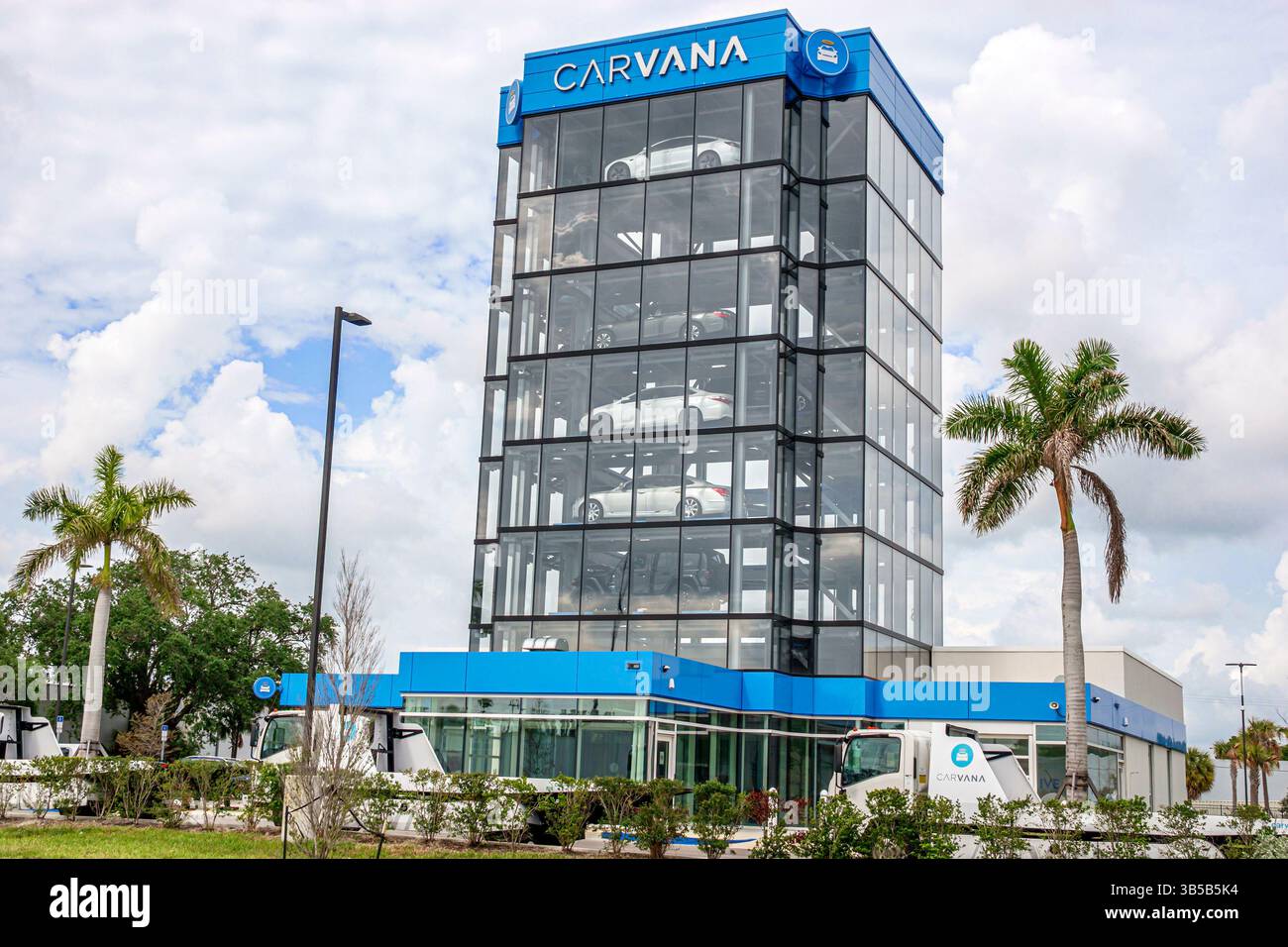 Hollywood Florida, concessionaria Carvana, distributore automatico di auto, edificio in vetro, esposizione di auto impilate, rivenditore di auto online, camion di consegna Carvana Foto Stock