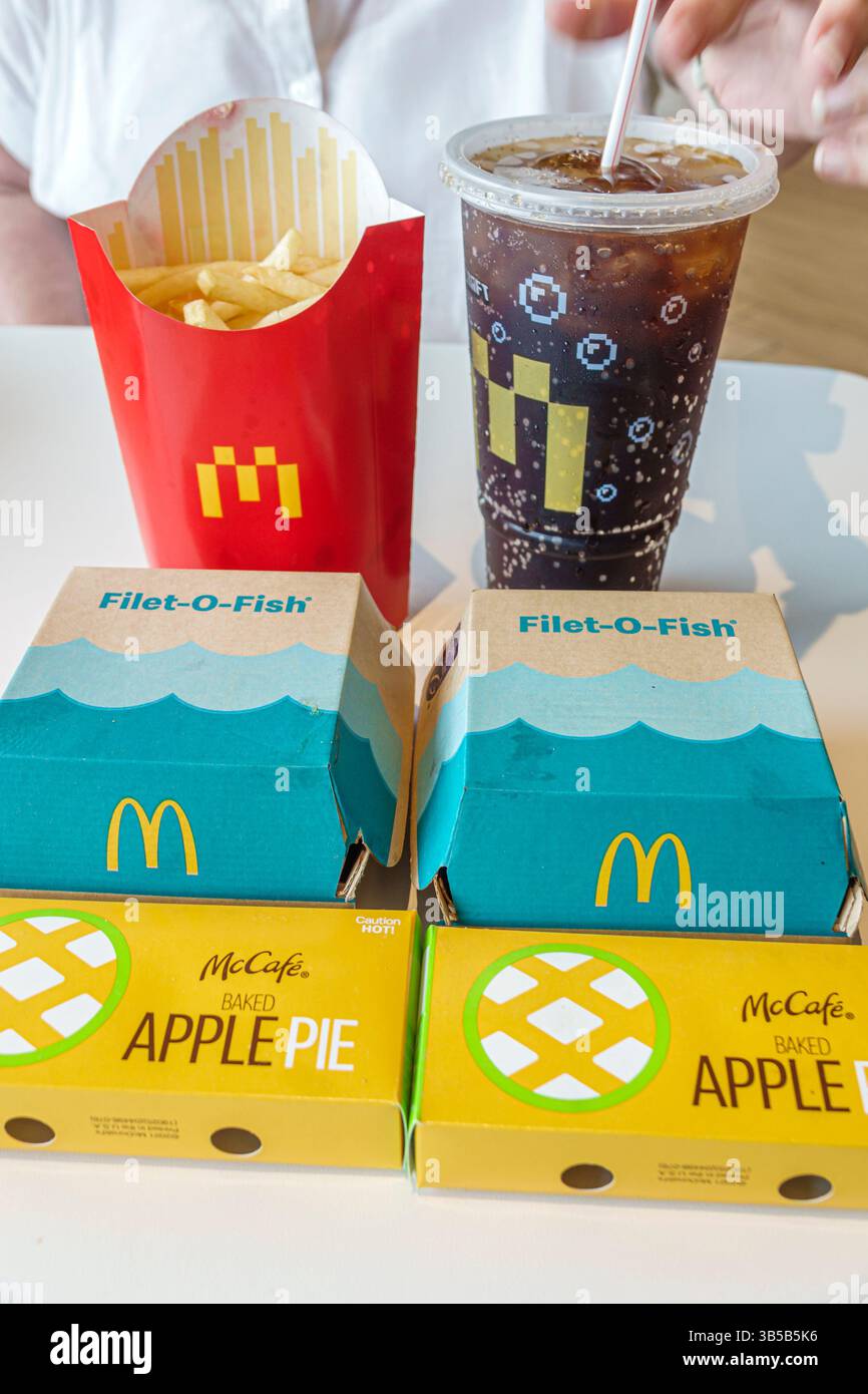 Okeechobee Florida, autostrada 441, fast food McDonald's, ristorante con hamburger, interno, esposizione dei pasti al tavolo, panini Filet-o-Fish, mele al forno McCafe Foto Stock