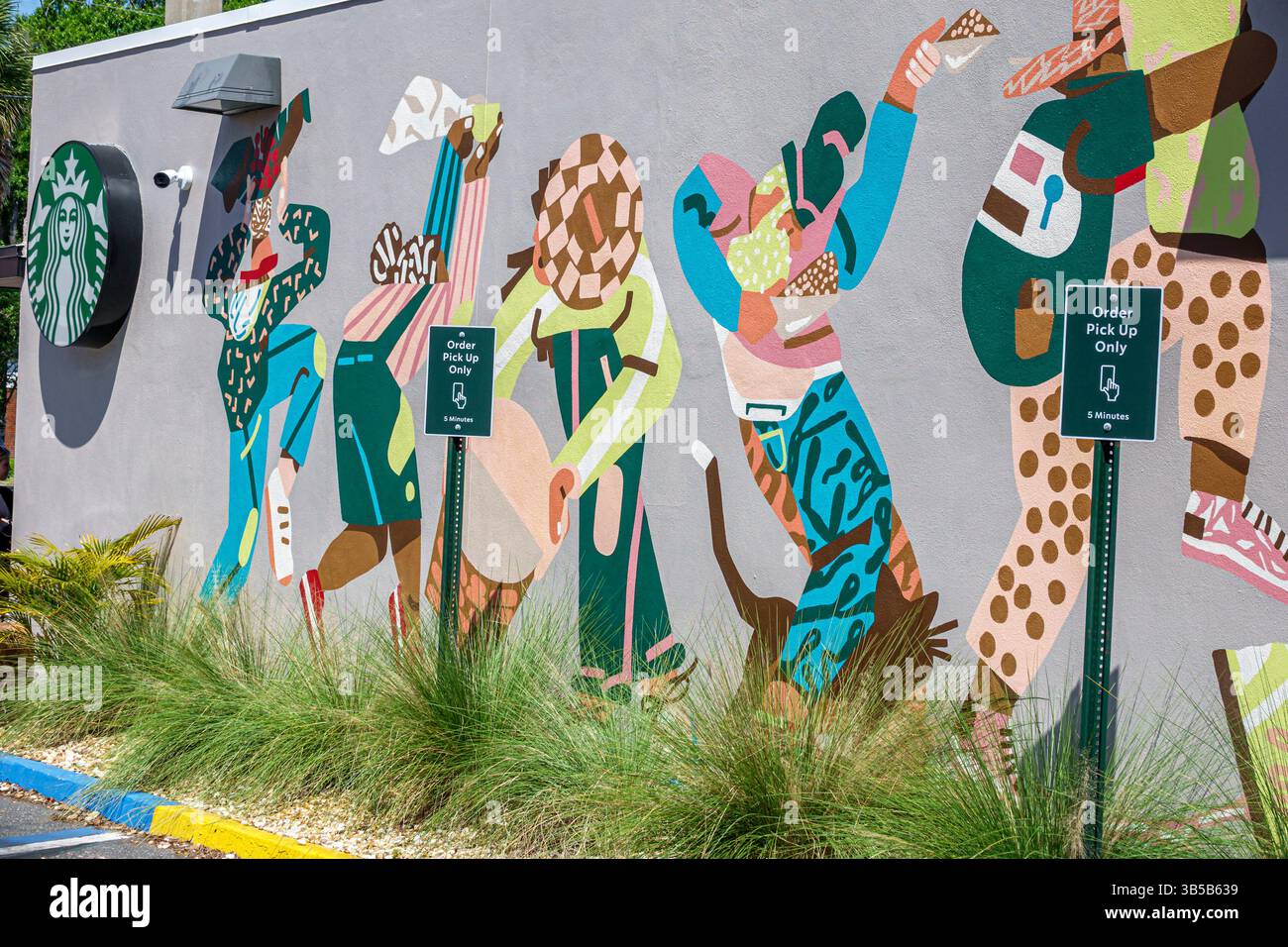 Orlando Florida, quartiere College Park, Edgewater Drive, Starbucks Coffee, esterno, murale dell'edificio, opere d'arte astratte moderne, persone diverse Foto Stock