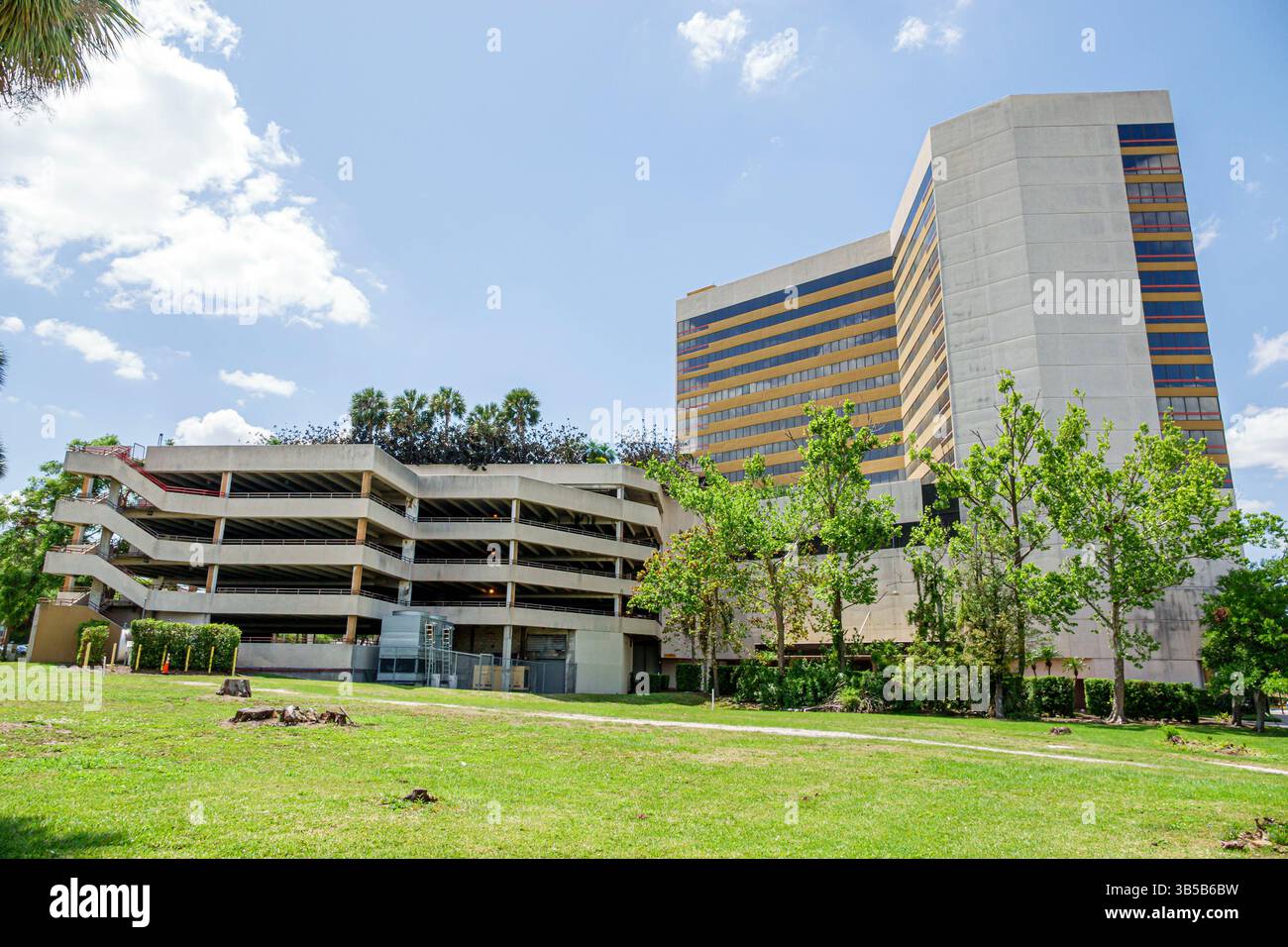 Orlando Florida, DoubleTree by Hilton Hotel Orlando Downtown, parcheggio collegato, alto edificio, moderna torre alberghiera, facciata a strisce architettoniche Foto Stock