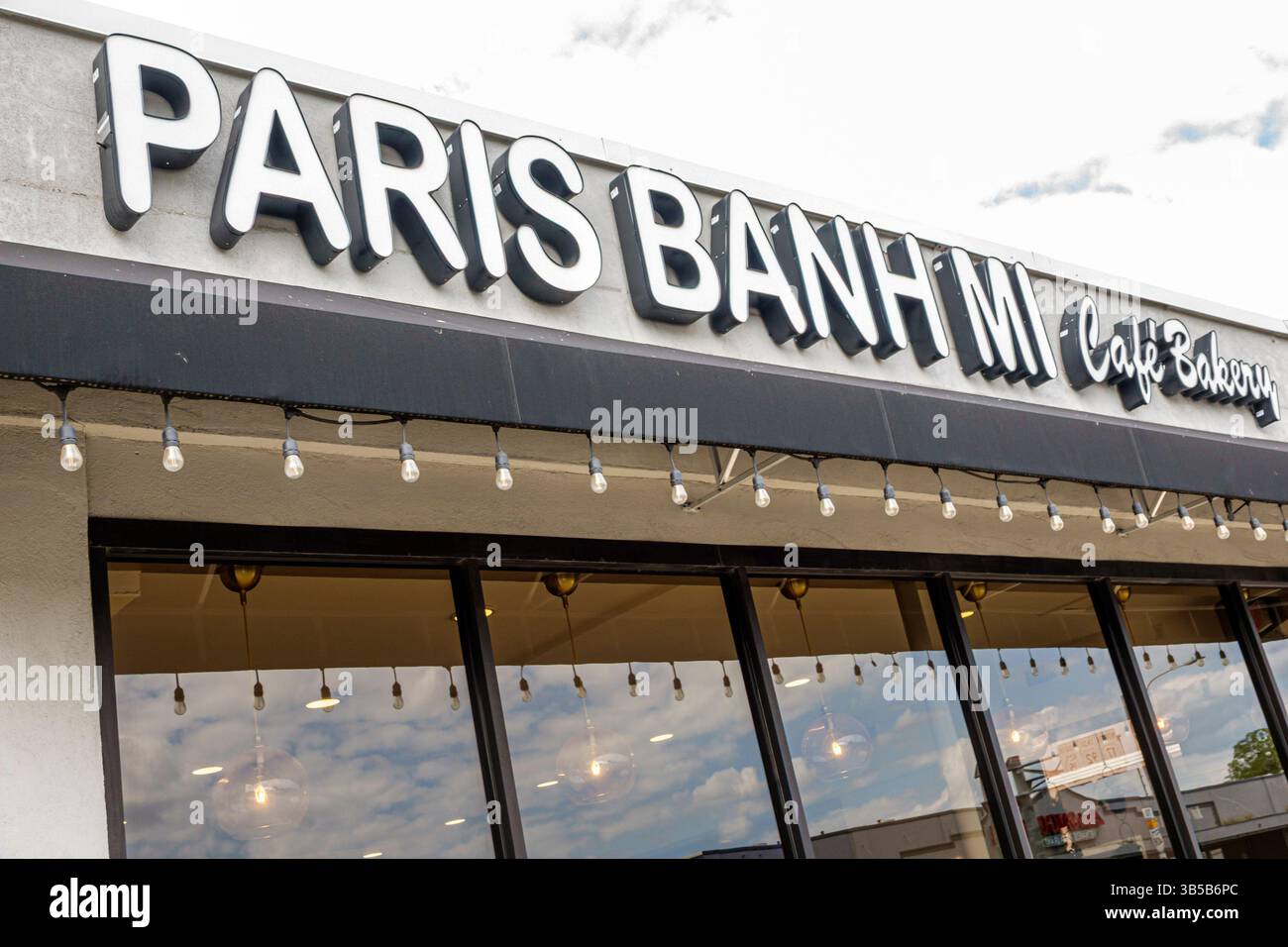 Orlando Florida, East Colonial Drive, Little Vietnam, Paris Banh mi Cafe Bakery Restaurant, esterno, cartellonistica davanti al negozio, lettere in grassetto bianco e nero, s. Foto Stock