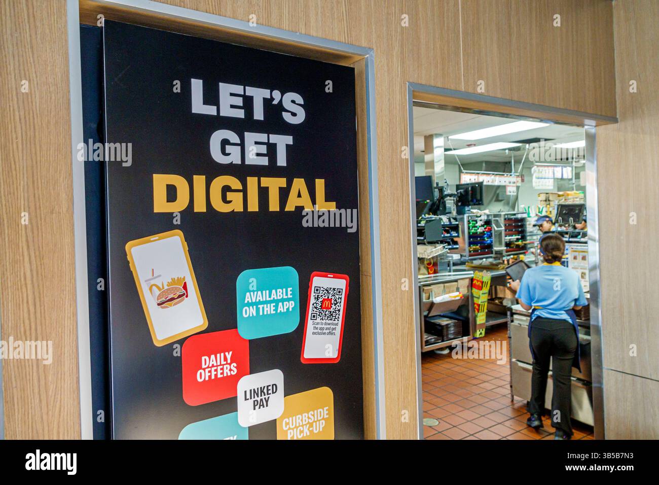 West Palm Beach, Florida, fast food, hamburger McDonald's, cucina interna, vista sulla postazione di lavoro dei dipendenti, cartello digitale, digitalizzazione Foto Stock
