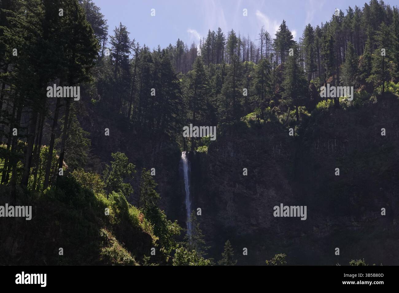 13 luglio 2022, Hood River, Oregon, Stati Uniti: Cascate lungo il fiume Columbia vicino a Hood River, Oregon, un luogo popolare per il windsurf e il kite boarding. È una pittoresca città lungo la gola del fiume Columbia. (Immagine di credito: © Karen Focht/ZUMA Press Wire) Foto Stock