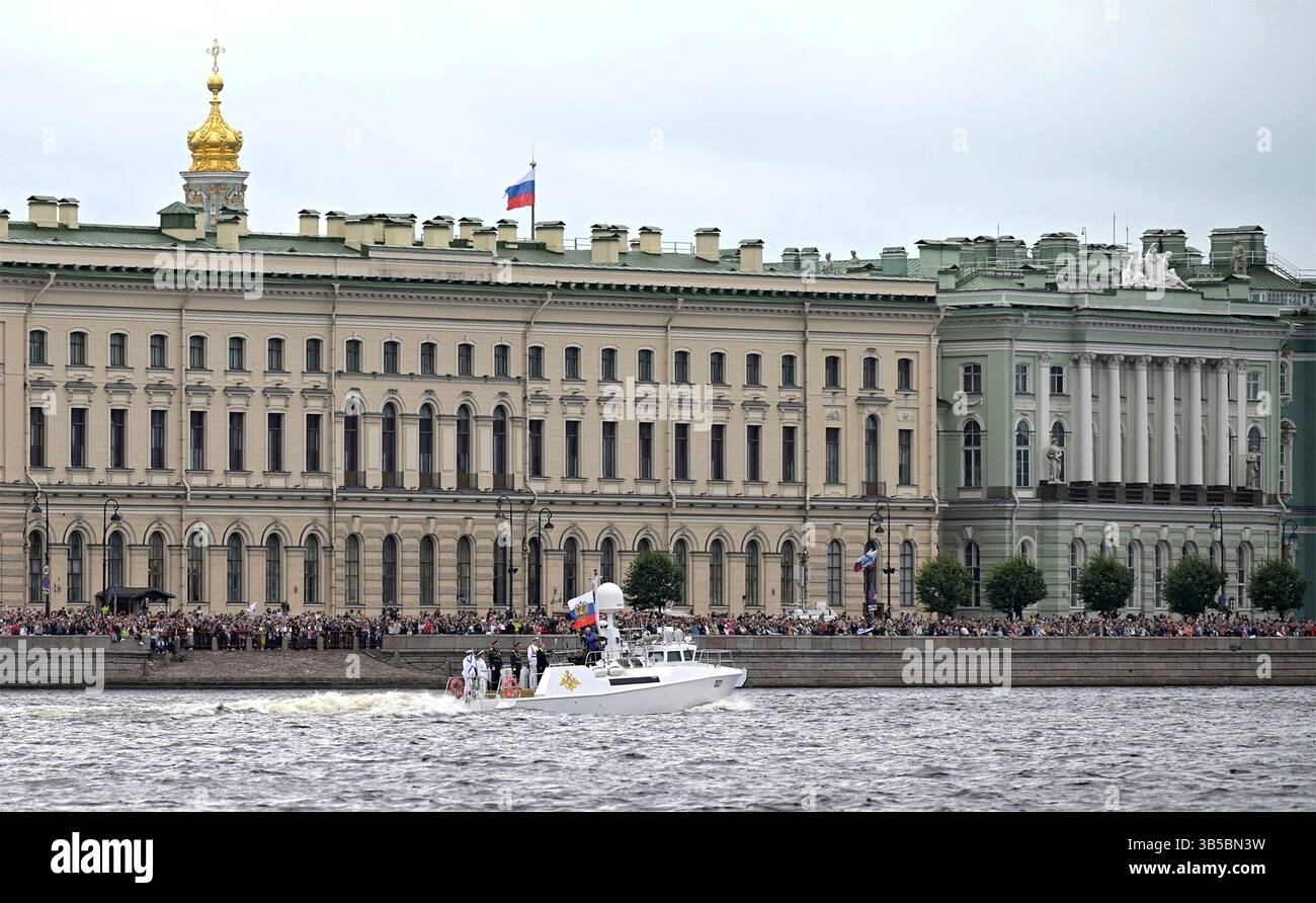 31 luglio 2022, San Petersburgh, Russia: Il presidente russo Vladimir Putin, centro, esamina la parata navale delle navi a bordo del Raptor all'inizio delle celebrazioni annuali della giornata della Marina presso lo Yard di Kronstadt, 31 luglio 2022 a San Pietroburgo, Russia. A Putin si aggiungono: Il ministro della difesa Sergei Shoigu, il comandante in capo della marina russa Nikolai Yevmenov e il comandante in carica delle forze distrettuali militari occidentali Vladimir Kochetkov. (Immagine di credito: © Pavel Byrkin/Cremlino Pool/Planet Pix tramite ZUMA Press Wire) Foto Stock