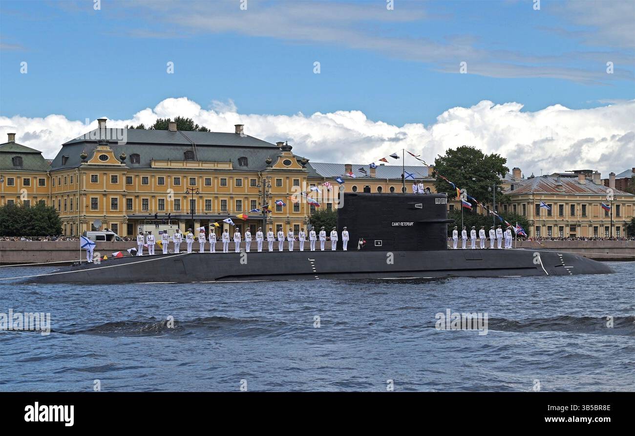 31 luglio 2022, St Petersburgh, Russia: Il sottomarino diesel-elettrico della Marina russa classe Lada Sankt Peterburg salpa nella parata annuale della Marina Day e celebrazioni al Kronstadt Yard, 31 luglio 2022 a San Pietroburgo, Russia. (Immagine di credito: © Pavel Byrkin/Cremlino Pool/Planet Pix tramite ZUMA Press Wire) Foto Stock