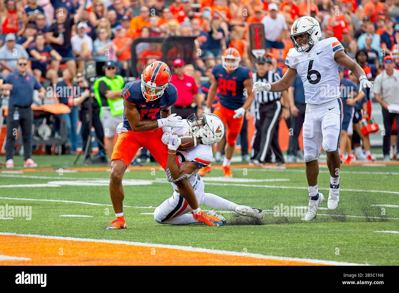 10 settembre 2022, Champaign, Illinois, Stati Uniti: ANTONIO CLARY spoglia la palla da PAT BRYANT (13). I Cavaliers dell'Università della Virginia (UVA) visitano l'Università dell'Illinois Fighting Illini. Gli Illini vincono la partita 24-3. (Immagine di credito: © Alan Look/ZUMA Press Wire) Foto Stock