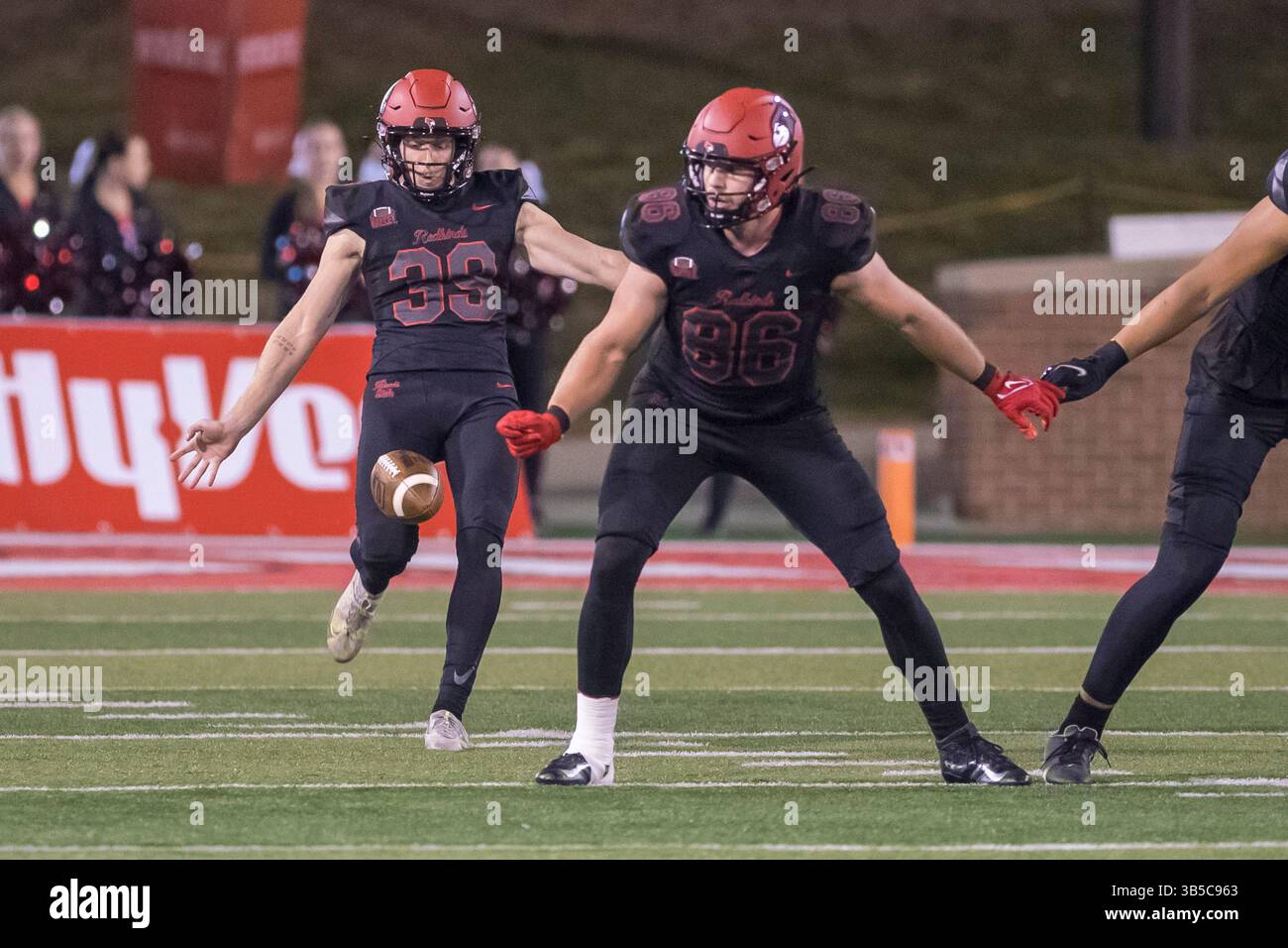 1 ottobre 2022, Normal, Illinois, USA: BRYSON DEMING (86) fornisce protezione per il punter CONNOR LEYDEN (33). I Redbirds della Illinois State University ospitano i Southern Illinois Salukis per una partita di football NCAA. I Salukis vincono la partita 19-14. (Immagine di credito: © Alan Look/ZUMA Press Wire) Foto Stock