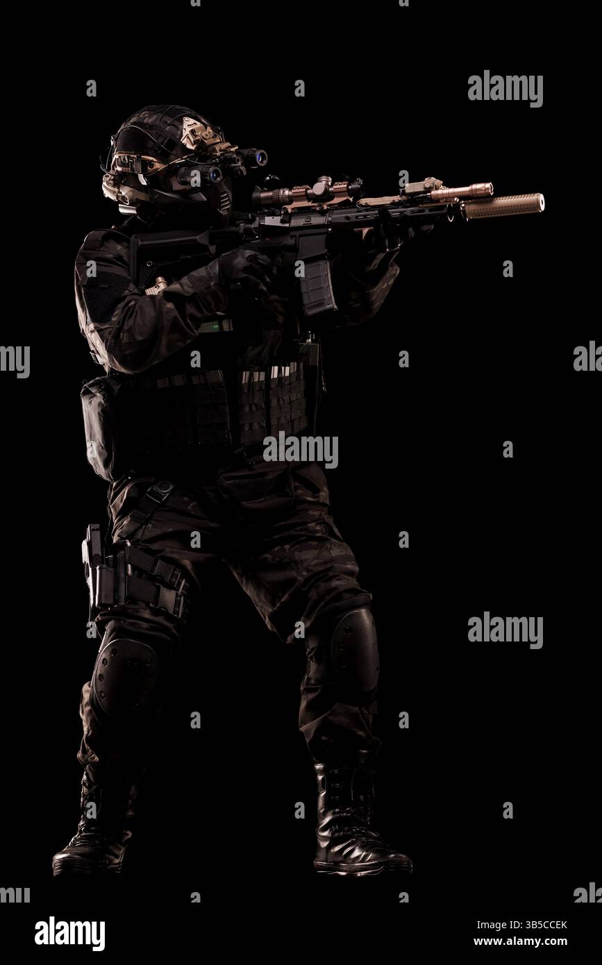 Soldato tattico con fucile di mira in uniforme da combattimento. Concetto di strategia militare, azione e professionalità nella guerra moderna. Isolato contro un Foto Stock