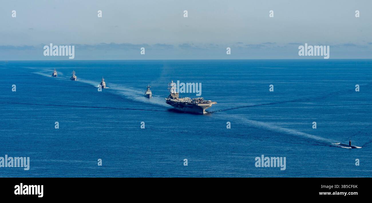 30 settembre 2022, Busan, Mare Orientale, Corea del Sud: Un sottomarino ad attacco rapido classe Los Angeles della Marina degli Stati Uniti con il gruppo Seven guida una formazione con la super portaerei nucleare classe Nimitz, USS Ronald Reagan, incrociatore missilistico guidato classe Ticonderoga USS Chancellorsville, Arleigh Burke classe cacciatorpediniere missilistico guidato USS Benfold, cacciatorpediniere della Marina della Repubblica di Corea ROKS Munmu il grande, e il cacciatorpediniere sottomarino navale giapponese USS Busan Marittimo marittimo USS 2022 settembre 30. (Immagine di credito: © MC3 Daniel provid Foto Stock