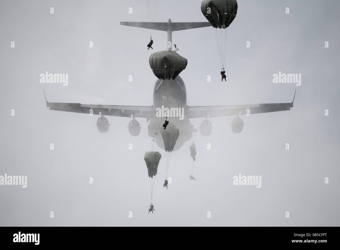 24 agosto 2022, Anchorage, AK, Stati Uniti: Paracadutisti dell'esercito degli Stati Uniti assegnati al 2nd Infantry Brigade Combat Team, 11th Airborne Division, noto anche come Arctic Angels, saltano da un aereo C-17 Globemaster III dell'Air Force nella Malemute Drop zone, 24 agosto 2022, nella Joint base Elmendorf Richardson, Alaska. (Immagine di credito: © Sra Patrick Sullivan/U.S. Army/Planet Pix tramite ZUMA Press Wire) Foto Stock